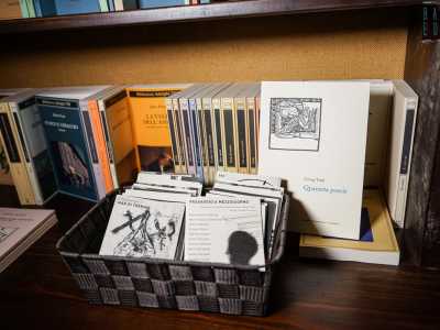 I volumi sono infatti ordinati senza un criterio di notoriet� e importanza per dare la stessa visibilit� a piccoli e grandi editori. Testimone di questa scelta � l�accostamento di un classico quale �Quaranta Poesie� di Georg Trakl a un cestino con alcuni opuscoli realizzati dalla nuovissima collana �Isola� che unisce i versi alle illustrazioni: tra questi, �Mar di Tasman� e �Passaggio a Mezzogiorno�